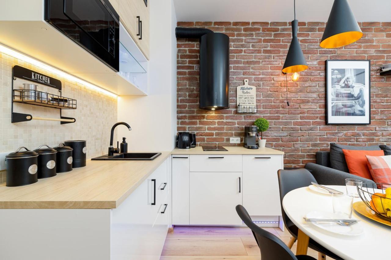 Movie Jacuzzi Apartment At The Main Station By Noclegi Renters Краков Экстерьер фото