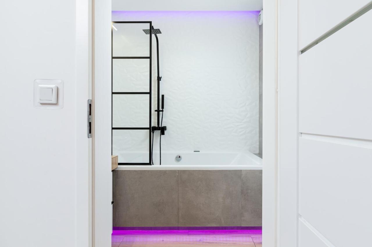 Movie Jacuzzi Apartment At The Main Station By Noclegi Renters Краков Экстерьер фото