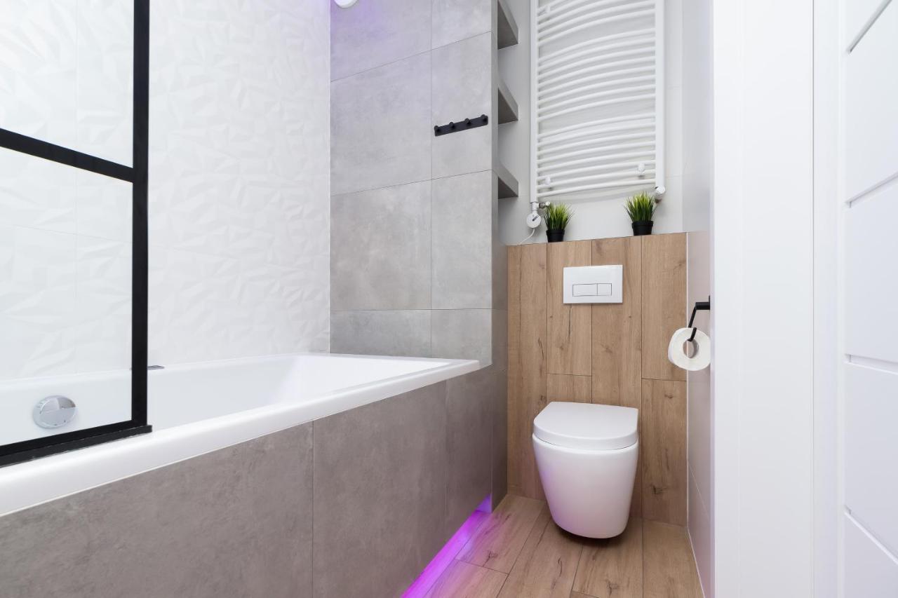 Movie Jacuzzi Apartment At The Main Station By Noclegi Renters Краков Экстерьер фото