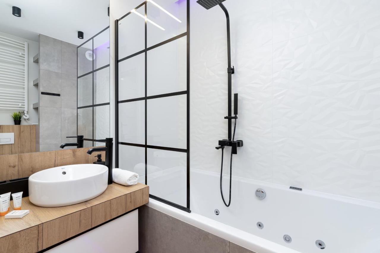 Movie Jacuzzi Apartment At The Main Station By Noclegi Renters Краков Экстерьер фото